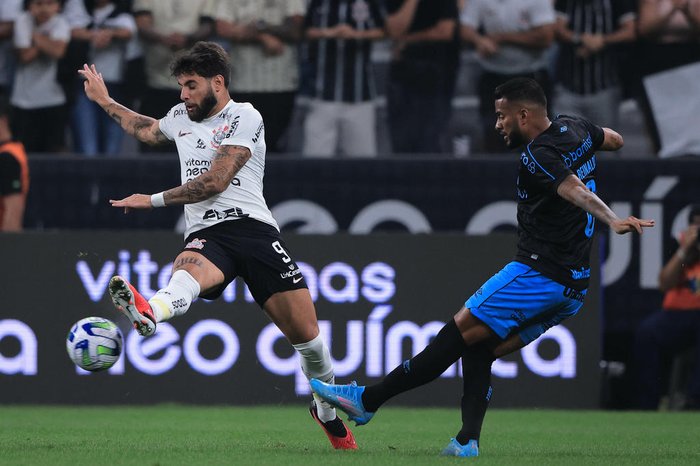 Corinthians fica no empate com o Grêmio em jogo de oito gols no Brasileirão