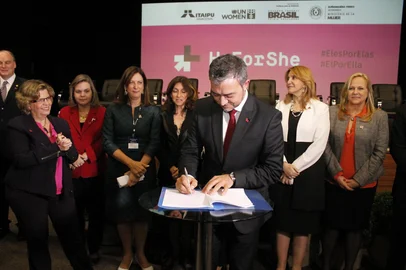 Em 2014 o HeForShe foi lançado no Brasil. Edegar Pretto representou a Assembleia e fez a adesão da Assembleia Legislativa e da Frente Parlamentar ao movimento. <!-- NICAID(16046275) -->