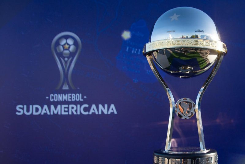 Troféu da Copa Sul-Americana<!-- NICAID(15107958) -->