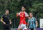 Inter anuncia renovação com meio-campista da base 