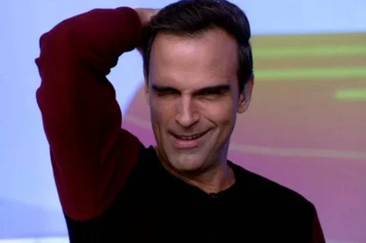 Tadeu Schmidt faz sucesso com piscadinha no ao vivo do "BBB 22"<!-- NICAID(15021567) -->