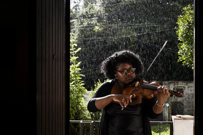 Porto Alegre, RS, Brasil, 17-03-2025: A violinista Mariana Alves ensaia em casa, no bairro Lomba do Pinheiro, em Porto Alegre. A jovem começou a estudar música através de projetos sociais e depende de uma 'vaquinha' para poder comprar um violino novo. Desde que ela começou a estudar música, utiliza instrumentos emprestados. Atualmente toca na Orquestra Jovem do Theatro São Pedro, onde também faz aulas. Foto: Mateus Bruxel / Agência RBSIndexador: MATEUS BRUXEL<!-- NICAID(15997603) -->