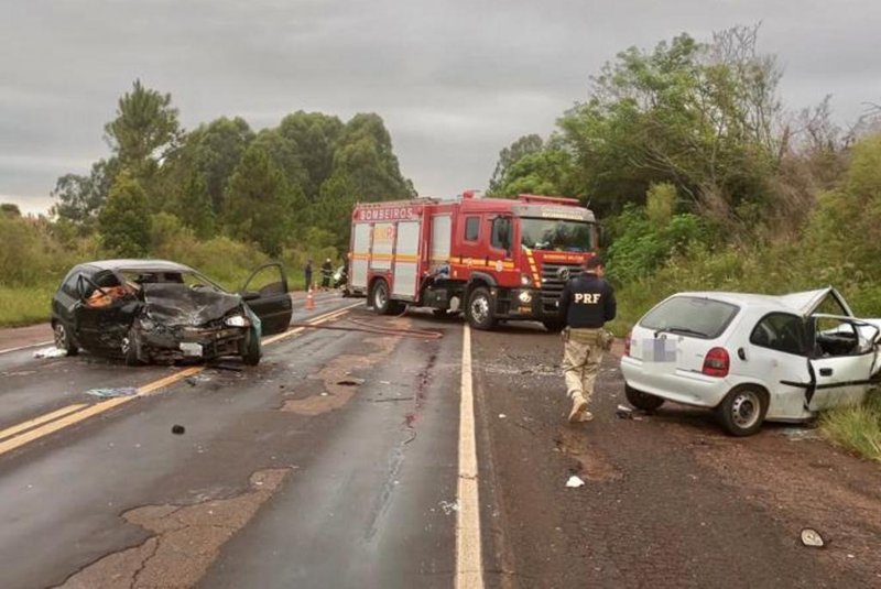Colisão entre dois carros deixa um morto e três feridos na BR-290, em Cachoeira do Sul. Foto: PRF/Divulgação<!-- NICAID(15682278) -->