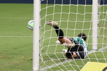 FORTALEZA X CORITIBA CE - BRASILEIRÃO/FORTALEZA X CORITIBA  - ESPORTES - O atacante Martín Sarrafiore, do Coritiba, vai para o gol e defende cobrança de pênalti   durante partida contra o Fortaleza, válida pela 34ª rodada do Campeonato Brasileiro 2020,   na Arena Castelão, em Fortaleza, nesta quinta-feira (4). O Fortaleza venceu por 3 a 1.   04/02/2021 - Foto: DANIEL GALBER/UAI FOTO/ESTADÃO CONTEÚDOEditoria: ESPORTESLocal: FORTALEZAIndexador: DANIEL GALBERFotógrafo: UAI FOTO<!-- NICAID(14707650) -->