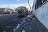 Lixo ocupava calçada da Voluntários da Pátria na manhã desta quinta-feira