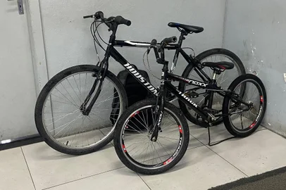 Dois homens são presos suspeitos de envolvimento em furto e receptação de bicicletas na Capital<!-- NICAID(15494515) -->