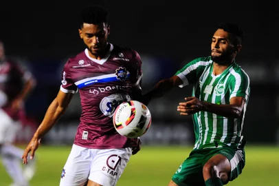 CAXIAS DO SUL, RS, BRASIL, 27/02/2023. Caxias x Juventude, clássico Ca-Ju número 287. Jogo válido pela nona rodada do Campeonato Gaúcho (Gauchão 2023) e realizado no estádio Centenário. Na foto, volante Vini Guedes (E) e atacante Vini Paulista. (Porthus Junior/Agência RBS)<!-- NICAID(15361602) -->
