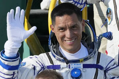 NASA astronaut Frank Rubio, a member of the International Space Station (ISS) Expedition 68 main crew, waves as he boards the Soyuz MS-22 spacecraft prior to the launch at the Russian leased Baikonur cosmodrome in Kazakhstan on September 21, 2022. - Expedition 68 astronaut Frank Rubio of NASA, and cosmonauts Sergey Prokopyev and Dmitri Petelin of Roscosmos are scheduled to launch aboard their Soyuz MS-22 spacecraft on September 21. (Photo by Dmitry LOVETSKY / POOL / AFP)Editoria: SCILocal: BaikonurIndexador: DMITRY LOVETSKYSecao: space programmeFonte: POOLFotógrafo: STR<!-- NICAID(15212224) -->