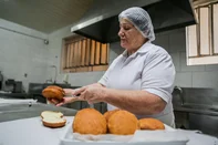 GARIBALDI, RS, BRASIL, 24/04/2025. Conhecendo a produção do hamburger de grostoli. (Neimar De Cesero/Agência RBS)Indexador: Neimar De Cesero<!-- NICAID(16023551) -->