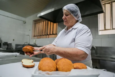 GARIBALDI, RS, BRASIL, 24/04/2025. Conhecendo a produção do hamburger de grostoli. (Neimar De Cesero/Agência RBS)Indexador: Neimar De Cesero<!-- NICAID(16023551) -->