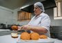 Utilizado como pão de hambúrguer, grostoli ganha novo formato em festival de Garibaldi