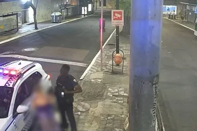 Videomonitoramento / Reprodução Mulher pede socorro em totem de segurança e ex-companheiro é preso em Porto Alegre<!-- NICAID(16210772) -->