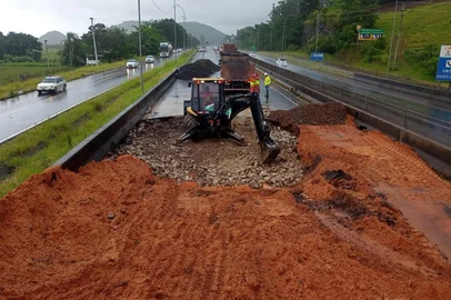 BR-101 é totalmente bloqueada em Torres por dano no pavimento<!-- NICAID(16220876) -->