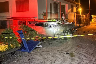 Na madrugada deste sábado (04), o Serviço Civil Auxiliar de Bombeiros (SCAB) foi acionado, via telefone de emergência 193, para atendimento de um sinistro de trânsito do tipo saída de pista seguida de capotamento, na ERS-122, km 126, em Antônio Prado.No local, constatou-se que o veículo havia saído da pista, capotado e colidido contra objetos fixos, parando no pátio de uma residência. Uma vítima do sexo masculino encontrava-se presa às ferragens, sendo necessária a aplicação de técnicas de desencarceramento para possibilitar o acesso das equipes de emergência à vítima.A equipe do Serviço de Atendimento Móvel de Urgência (SAMU) esteve no local e constatou a ausência de sinais vitais. Diante da situação, a área foi imediatamente isolada e preservada, sendo acionados os órgãos competentes para os procedimentos cabíveis.A identificação oficial da vítima será realizada pelo Instituto-Geral de Perícias (IGP).A concessionária Caminhos da Serra Gaúcha (CSG) também deslocou em apoio à ocorrência.<!-- NICAID(16320763) -->