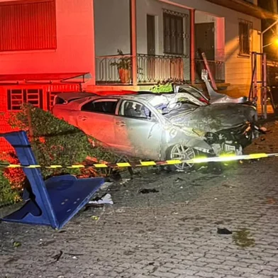 Na madrugada deste sábado (04), o Serviço Civil Auxiliar de Bombeiros (SCAB) foi acionado, via telefone de emergência 193, para atendimento de um sinistro de trânsito do tipo saída de pista seguida de capotamento, na ERS-122, km 126, em Antônio Prado.No local, constatou-se que o veículo havia saído da pista, capotado e colidido contra objetos fixos, parando no pátio de uma residência. Uma vítima do sexo masculino encontrava-se presa às ferragens, sendo necessária a aplicação de técnicas de desencarceramento para possibilitar o acesso das equipes de emergência à vítima.A equipe do Serviço de Atendimento Móvel de Urgência (SAMU) esteve no local e constatou a ausência de sinais vitais. Diante da situação, a área foi imediatamente isolada e preservada, sendo acionados os órgãos competentes para os procedimentos cabíveis.A identificação oficial da vítima será realizada pelo Instituto-Geral de Perícias (IGP).A concessionária Caminhos da Serra Gaúcha (CSG) também deslocou em apoio à ocorrência.<!-- NICAID(16320763) -->
