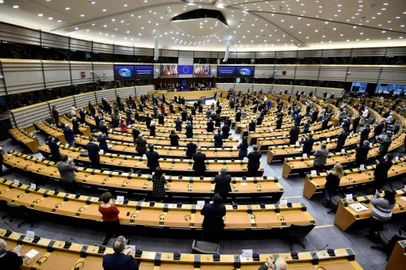 Members of the European Parliament applaud during a special plenary session on International Holocaust Remembrance Day at the EU Parliament in Brussels on January 27, 2022. (Photo by JOHN THYS / AFP)<!-- NICAID(15005942) -->