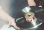 Como é feito um disco de vinil? Entenda a "magia" por trás da fabricação