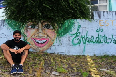 CAXIAS DO SUL, RS, BRASIL, 24/03/2021. Reportagem do ALmanaque sobre o crescimento da arte urbana em Caxias. Na foto, grafiteiro Andrigo Martins junto com alguma de suas obras no Instituto Estadual de Educação Cristóvão de Mendoza. (Porthus Junior/Agência RBS)<!-- NICAID(14742250) -->