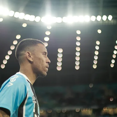 PORTO ALEGRE, RS, BRASIL, 23-08-2025: Grêmio X Ceará. Em noite fria e com chuva, torcida começa a comparecer para jogo na arena válido pela 21ª rodada do Brasileirão, entre Grêmio e Ceará. Foto: André Ávila/Agência RBSIndexador: Andre Avila<!-- NICAID(16108385) -->
