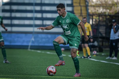 Leonardo Bidese / E.C. Juventude / Divulgação Carlinhos, atacante do Juventude<!-- NICAID(16323325) -->