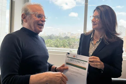 Ex-governador Tarso Genro entrega Carta Pró-RS à secretária nacional da mudança climática, Ana Toni.<!-- NICAID(15868124) -->