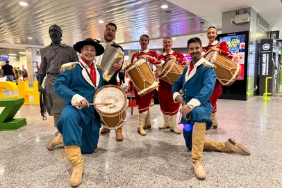 A Secretaria de Turismo do Rio Grande do Sul (Setur), em parceria com a Fraport Brasil, preparou uma recepção especial para marcar o Mês Farroupilha no principal portão de entrada aérea do Estado. Nos dias 11, 12, 18 e 19 de setembro, sempre das 8h às 10h, passageiros que desembarcarem no terminal doméstico do Aeroporto Salgado Filho serão surpreendidos com o projeto O Sul Te Espera, que promove ativações culturais e momentos de acolhida logo na chegada a Porto Alegre.<!-- NICAID(16122210) -->