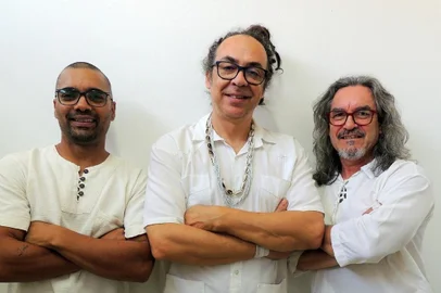 Tuti Rodrigues,  Richard Serraria e Mimmo Ferreira formam o grupo Nobres Tamboreiros, de Porto Alegre. Em Caxias do Sul, eles irão apresentar o espetáculo Pachamamáfrica, dentro do 24º Caxias em Cena. <!-- NICAID(15853426) -->