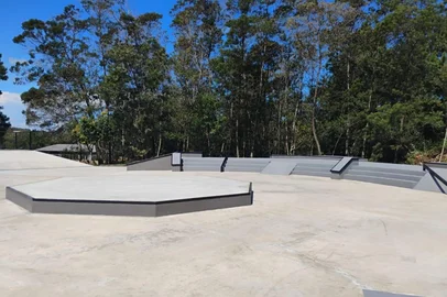 O Complexo Esportivo da Zona Norte de Caxias do Sul agora conta com uma pista de skate. A obra foi entregue nesta terça-feira (18), sendo realizada com recursos de emenda do deputado federal Bohn Gass (PT), através do vereador Lucas Caregnato (PT), no valor de R$ 235.257,05, contando com contrapartida do município de R$ 132.742,94.<!-- NICAID(15999136) -->