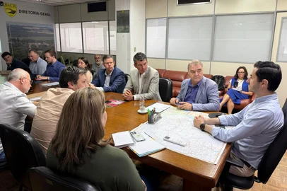 O prefeito em exercício Edson Néspolo e o secretário de Planejamento, Marcus Vinicius Caberlon, estiveram nesta quinta-feira (22) em Porto Alegre para uma reunião no Departamento Autônomo de Estradas de Rodagem (Daer) em que se apresentou os primeiros resultados do estudo de viabilidade técnica e ambiental dos acessos ao futuro aeroporto de Vila Oliva.<!-- NICAID(16209416) -->