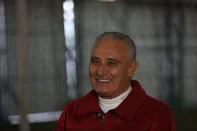 CAXIAS DO SUL, RS, BRASIL, 30/05/2025. Adenor Bachi, o Tite. Ex-técnico da Seleção Brasileiro e do Caxias, fala sobre os 25 anos da conquista do Campeonato Gaúcho 2000. Na entrevista também estava presente o médico Aloir de Oliveira, que também trabalhava com a SER Caxias na época da conquista. (Porthus Junior/Agência RBS)<!-- NICAID(16049183) -->