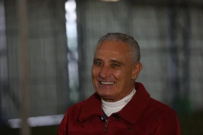 CAXIAS DO SUL, RS, BRASIL, 30/05/2025. Adenor Bachi, o Tite. Ex-técnico da Seleção Brasileiro e do Caxias, fala sobre os 25 anos da conquista do Campeonato Gaúcho 2000. Na entrevista também estava presente o médico Aloir de Oliveira, que também trabalhava com a SER Caxias na época da conquista. (Porthus Junior/Agência RBS)<!-- NICAID(16049183) -->