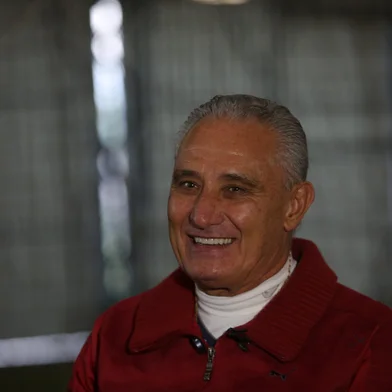 CAXIAS DO SUL, RS, BRASIL, 30/05/2025. Adenor Bachi, o Tite. Ex-técnico da Seleção Brasileiro e do Caxias, fala sobre os 25 anos da conquista do Campeonato Gaúcho 2000. Na entrevista também estava presente o médico Aloir de Oliveira, que também trabalhava com a SER Caxias na época da conquista. (Porthus Junior/Agência RBS)<!-- NICAID(16049183) -->