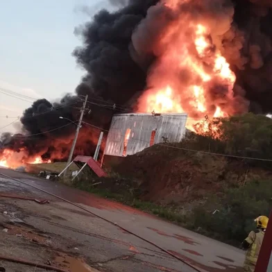 Incêndio atinge empresa de tintas em Nova Bassano<!-- NICAID(15783572) -->