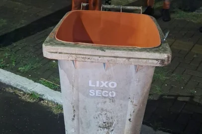 Polícia Civil / Divulgação A Polícia Civil investiga a morte de uma mulher, que teve o corpo encontrado na noite de segunda-feira (8) em Porto Alegre. O corpo foi localizado na Rua Edu Chaves, no bairro São João, na zona norte da Capital, dentro de uma lixeira. <!-- NICAID(16183203) -->