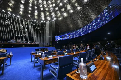Ton Molina / Agência Senado/Divulgação Plenário do Senado Federal durante sessão deliberativa ordinária. Ordem do dia. Na pauta, discussão da proposta de emenda à Constituição que acaba com a escala 6x1 â seis dias de trabalho e um de repouso ( PEC 221/2019). O texto reduz a jornada laboral de 44 para 40 horas semanais, que podem ser cumpridas em cinco dias de oito horas diárias com repouso semanal remunerado de dois dias. A proposta estabelece dois dias de repouso, um deles preferencialmente aos domingos, sem redução salarial.Mesa: lÃder do governo no Senado Federal, senadora Teresa Leitão (PT-PE);lÃder do governo no Congresso Nacional, senador Randolfe Rodrigues (PT-AP);presidente do Senado Federal, senador Davi Alcolumbre (União-AP); secretário-geral da Mesa do Senado Federal, Danilo Augusto Barboza de Aguiar;senador Veneziano Vital do Rêgo (MDB-PB).Foto: Ton Molina/Agência Senado<!-- NICAID(16381621) -->