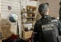 Bonés, camisetas, distintivos da polícia e até giroflex: o material apreendido na Operação Pavão