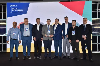 A Sala do Empreendedor da Prefeitura de Caxias do Sul recebeu novamente o Troféu Diamante, certificação máxima concedida pelo Sebrae em parceria com a Fundação Nacional da Qualidade (FNQ). O evento de premiação foi realizado na Fecomércio, em Porto Alegre, com a participação de 133 municípios do estado. A Sala do Empreendedor de Caxias integra a Secretaria Municipal de Desenvolvimento Econômico e Inovação (SDEI).O troféu foi recebido pelo prefeito Adiló Didomenico e pelo titular da SDEI, Élvio Gianni.<!-- NICAID(15625210) -->