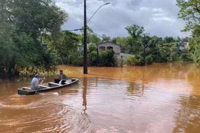 VÍDEO: Rio do Mel volta a transbordar e famílias saem de casa em Iraí<!-- NICAID(15571458) -->
