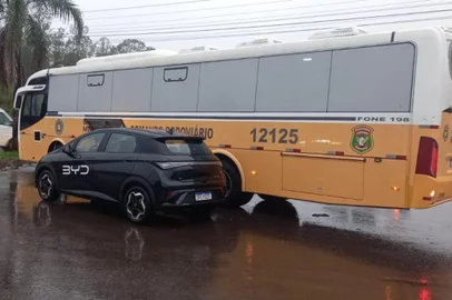 Nove carros elétricos da BYD foram trazidos emprestados ao Rio Grande do Sul para servirem de geradores de energia para Bombeiros e Brigada Militar em Porto Alegre. Os veículos, do modelo Dolphin, ainda vieram de São Paulo com doações feitas pelos próprios funcionários da montadora chinesa, principalmente de água potável.  Um caminhão-cegonha foi usado para o transporte dos carros, que estão agora na Academia de Polícia Militar e serão devolvidos quando não forem mais necessários. A ação teve a intermediação do Tribunal de Contas do Estado (TCE-RS).<!-- NICAID(15773499) -->