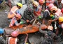 Dois trabalhadores são resgatados de túnel no Nepal nove dias após avalanche; veja vídeo