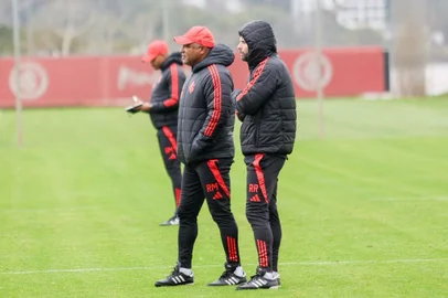 Roger Machado e Roberto Ribas (auxiliar) no treino do Inter
