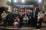 Foto dos homenageados com os vereadores e público que prestigiou a entrega<!-- NICAID(15131318) -->
