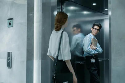 Pessoas entrando no elevador.<!-- NICAID(16271646) -->
