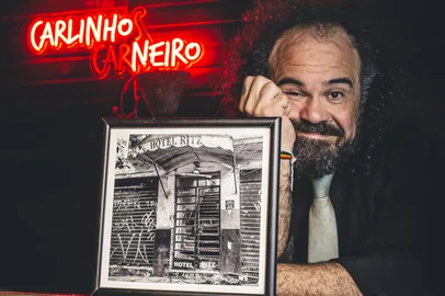 Carlinhos Carneiro no trabalho solo Hotel Ritz.<!-- NICAID(16153028) -->