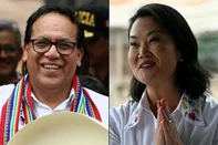 (COMBO) This combination of pictures created on June 07, 2026 shows Peru's presidential candidate Roberto Sanchez, for the Juntos por el Peru party, gesturing as he leaves after an election-day breakfast in Huaral, Lima department, Peru on June 7, 2026, and Peru's presidential candidate Keiko Fujimori, for the Fuerza Popular party, gesturing during an election-day breakfast in San Juan de Lurigancho, northern outskirts of Lima, on June 7, 2026. Ballots are being cast in Peru's too-close-to-call presidential runoff, with crime and political instability dominating a race to choose the country's ninth leader in a decade June 7. (Photo by Connie FRANCE and ERNESTO BENAVIDES / AFP)Editoria: POLLocal: San Juan de LuriganchoIndexador: CONNIE FRANCESecao: electionFonte: AFPFotógrafo: STR<!-- NICAID(16302403) -->