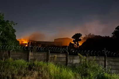 Incêndio em fábrica de alimentos em Cachoeirinha<!-- NICAID(15982393) -->
