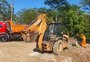 Oito moradias irregulares construídas em área pública no bairro Mario Quintana são demolidas