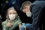 German Health Minister Karl Lauterbach vaccinates ten-year-old Frida at the vaccination centre at the Zoo in Hanover on December 17, 2021 as the vaccination of children aged 5 to 11 against the Covid-19 virus started this week in Germany. (Photo by Ronny HARTMANN / AFP)Editoria: HTHLocal: HanoverIndexador: RONNY HARTMANNSecao: governmentFonte: AFPFotógrafo: STR<!-- NICAID(14973572) -->
