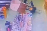 Mulher é atingida por carregamento de leite condensado em supermercado de Canoas; veja vídeo<!-- NICAID(15993323) -->