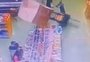 Funcionário de atacado é afastado após queda de caixas de leite condensado em cliente em Canoas; polícia investiga caso